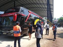 Demi Keselamatan Penumpang Wisatawan Anyer Banten, Petugas Gabungan Temukan 3 Bus Tidak Laik Jalan