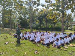 Anggota Babinsa Berikan Wawasan Kebangsaan Kepada Siswa Siswi SMKN 1 Banjit sembari MPLS