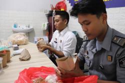 Pastikan Keamanan di Rutan Kraksaan, Petugas Geledah Setiap Barang Dan Makanan Kunjungan