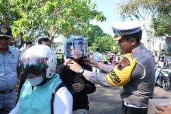 Operasi Patuh Candi 2024, Petugas Gabungan Bagi-bagi Cinderamata kepada Pengendara