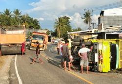 Truk Bermuatan Sawit Terguling saat Lewati Jalan Miring di Dapurang Pasangkayu