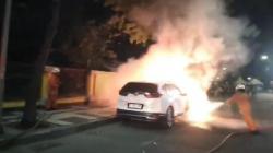 Diduga Korsleting Listrik, Mobil Mewah Honda CR-V Terbakar di Jalan Raya Darmo Surabaya