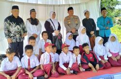 Pengasuh Ponpes Miftahul Ulum Situpotong Malingping KH Aceng Santuni Anak Yatim