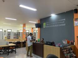 Belajar Sambil Menunggu Buka Puasa, Ini Alasan Warga Ngabuburit di Perpusda Karawang