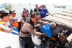 Gunakan Empat Kapal, Kapolda Jateng Bagikan Sembako Untuk Nelayan di Tengah Laut