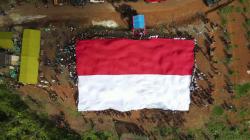 Bendera Merah Putih Raksasa Berkibar di Puncak Lembah Pejamben Kota Banjar