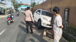 Laka Tunggal di Walik, Mobil Masuk Selokan 