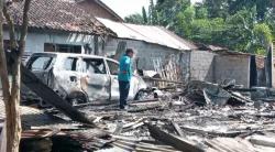 Diduga Tersulut Api Cemburu, Seorang Suami Nekat Bakar Rumah, Mobil dan Motor Hangus