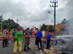 BPBD dan Damkar Way Kanan Bantu Padamkan Kebakaran Warung di Depan SPBU Simpang 4 Negeri Baru