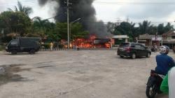 Geger! Kebakaran Dahsyat Hanguskan Beberapa Warung Depan SPBU Negeri Baru