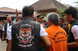 Foto-Foto Rekonstruksi Kasus Pembakaran Rumah Wartawan di Karo