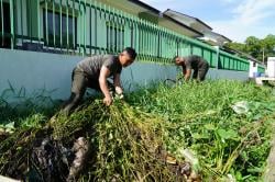 TNI Korem Lilawangsa Karya Bakti Massal Bersihkan Pangkalan Militer