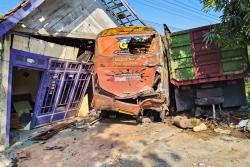 Tronton Tabrak Bus di Tawangharjo Grobogan, Empat Orang Terluka, Satu Motor dan Rumah Rusak