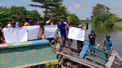 Warga Desa Kedungpeluk Gelar Aksi Demo, Tuntut Pemkab Sidoarjo Segera Bangun Jembatan