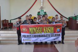 Minggu Kasih Polres Labusel Sambangi Gereja GKPI Kota Pinang, Imbau Jemaat Patuhi Arus Lalu Lintas