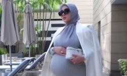 Netizen Takjub, Ditemani Reino Barack, Syahrini Pamer Baby Bump