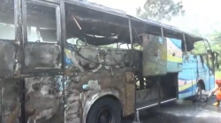 Bus Pariwisata Blue Star Terbakar Hebat di Salatiga