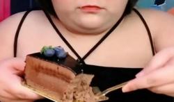 Makan Berlebihan saat Live Mukbang, Vlogger Perempuan Ini Tewas di Depan Kamera  