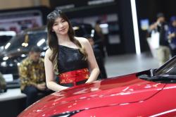 GIIAS 2024 : Begini Pesona Kecantikan SPG Mejeng Disamping Mobil