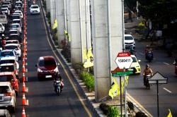 Potret Uji Coba Contraflow Atasi Kemacetan di KM 5 Palembang