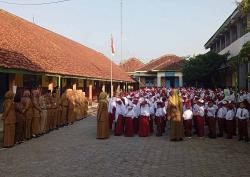 Orang Tua Siswa Antar Anaknya ke Sekolah saat Hari Pertama Masuk