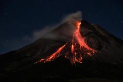 Erupsi Merapi Terus Berlanjut, Sembilan Kali Guguran Lava Terdeteksi