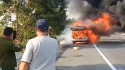 Mobil Minibus Rombongan Takziah Terbakar di Tol Solo-Ngawi Ruas Boyolali