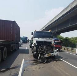 Kecelakaan Beruntun di Tol Japek, Bagian Depan Truk Ringsek