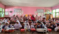 Peringati Hari Anak Nasional, Srikandi PLN Icon Plus Tebar Kebahagiaan di SDN Bojongloa 2 Rancaekek