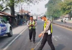 Satu Keluarga Tertabrak Truk, Ibu-Anak Tewas