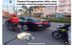 Viral Mobil Sri Sultan HB X Meluncur di Jalan Raya Tanpa Pengawalan