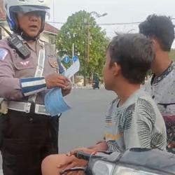 Viral, Dua Bocil Jombang Kendarai Motor Tanpa Helm Mewek Saat Ditilang Polisi