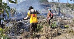 Tim Polres Rohul Berjibaku Padamkan Lahan Terbakar di Desa Cipang Kiri, Rokan IV Koto