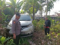 Mobil Nyasar di Tengah Kuburan Banyumas, Warga: Sopir Kaget Berada di Pemakaman!