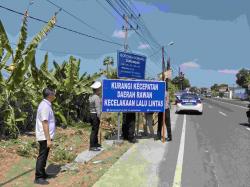 Satlantas Polres Tulungagung Pasang Papan Himbauan di Sejumlah Jalan yang Menjadi Titik Black Spot