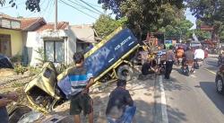 Truk Tangki Oleng Hantam Dump Truk dan Motor, 2 Orang Dilarikan ke Rumah Sakit