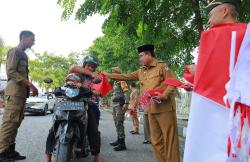 Jelang 17 Agustus, Pj Bupati Dan Forkopimda Aceh Barat Bagi-bagi Bendera Merah Putih