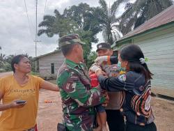 Babinsa Koramil 1014 - 04/Sukarame  Dampingi Nakes Berikan Vaksin PIN Polio ke Anak