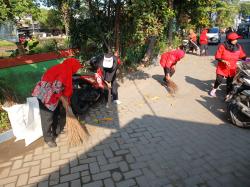 Peduli Lingkungan, Kader PDI Perjuangan Surabaya Adakan Kerja Bhakti di Sepuluh Kecamatan Serentak