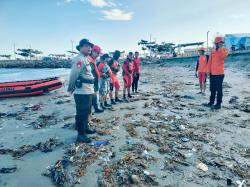 Personil Sat Polair Bersama Tim Basarnas dan Polsek Tinambung Lakukan Pencarian Nelayan yang Hilang