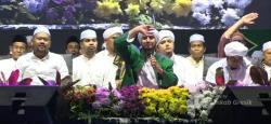 Pasca Gempa, Puluhan Ribu Warga Bawean Bersholawat dan Doa Bersama Habib Syech