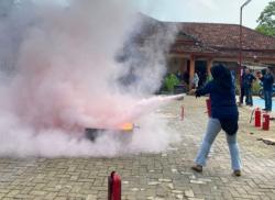 Warga Pulosari Dilatih Memadamkan Api Kebakaran oleh BPBD Pandeglang, Begini Antusiasme Masyarakat