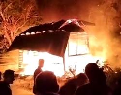 Sebuah Rumah di Pekon Sumur Tujuh Ludes Terbakar