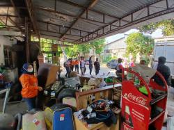 FOTO! Detik-Detik Penertiban 7 Rumah Perusahaan di Gergaji oleh PT KAI