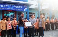 YBM BO Surabaya Tanjung Perak Salurkan Zakat Paket Pendidikan ke Yayasan Barunawati Biru Surabaya