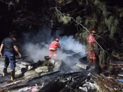 Tumpukan Kayu Terbakar di dekat Pelabuhan Penagi Natuna, Damkar Turun Tangan