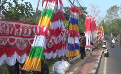 Jelang HUT RI ke-79, Pedagang Bendera Dadakan Marak di Trotoar Jalan di Purwakarta