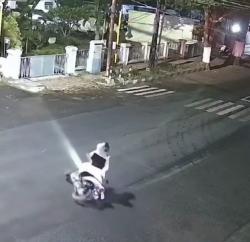 Viral, Terekam CCTV 2 Orang Cewek Terjatuh di Jalan Raya