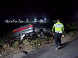 Drama Kecelakaan Tragis, Sopir Sedan Mabuk Hantam Warung dan Motor, Nyungsep ke Sawah