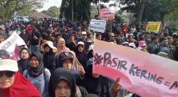 Kesal Jalan Rusak dan Berbahaya, Warga Demo di Kantor Bupati Lebak Tuntut Tertibkan Galian Pasir